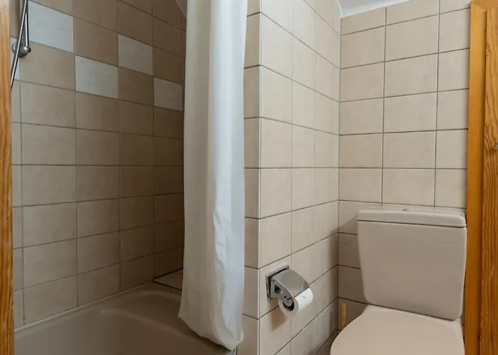 Hirsch Stadt 7 - Parkplatz - Fensterfront - Stadtblick *